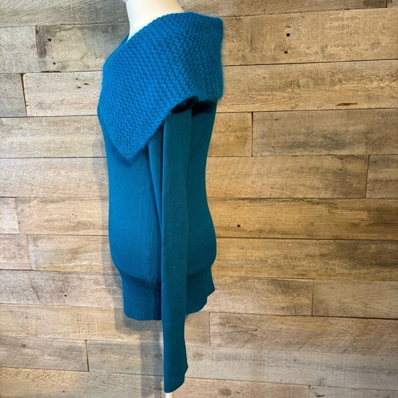 Le chateau women’s blue coloured collared sweater in size small - Picture 2 of 7